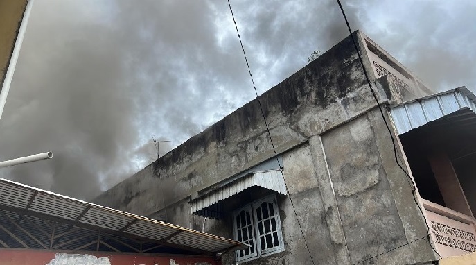 BREAKING NEWS: Bangunan Ruko di Kawasan Rajawali Dilahap Si Jago Merah 