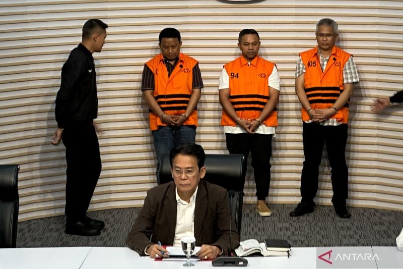 Gubernur Riau dan Dua Tersangka Lain Ditahan KPK Sampai 23 November 2025