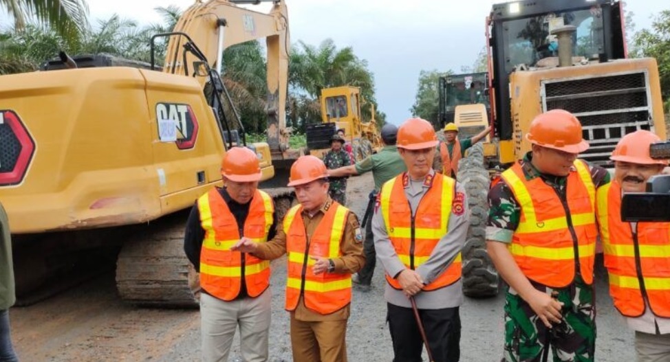 Gubernur Al Haris Resmi Awali Pembukaan Jalan Simpang Karmio-Kilangan 