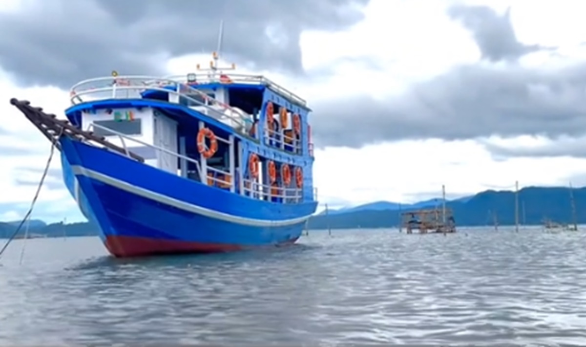 ﻿Viral Kapal ‘Pesiar’ Mewah Berlayar di Danau Kerinci