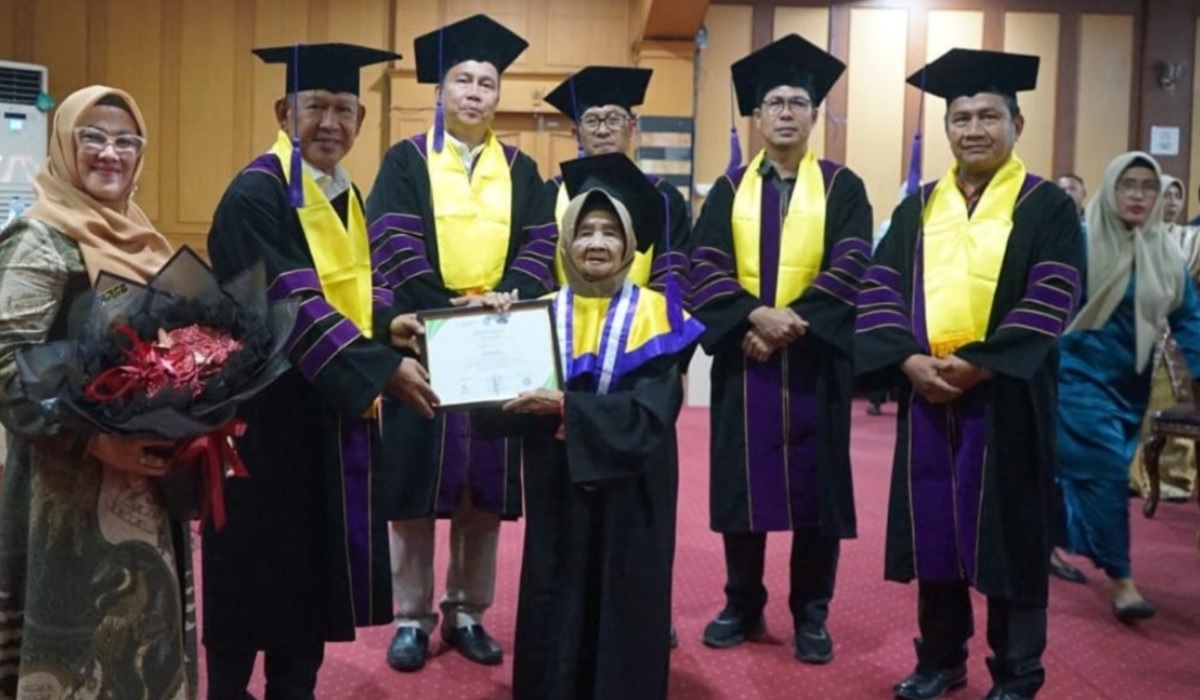 Wabup Khafidh Mewisuda 27 Orang Lansia Tangguh