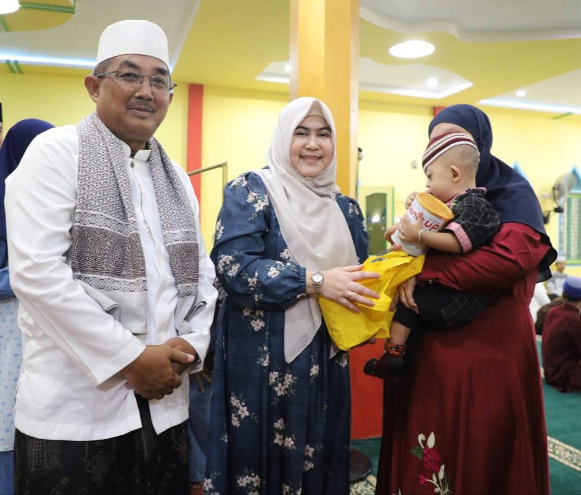 Bupati Tanjab Barat Kembali Salurkan Bantuan dan Santunan melalui Safari Subuh