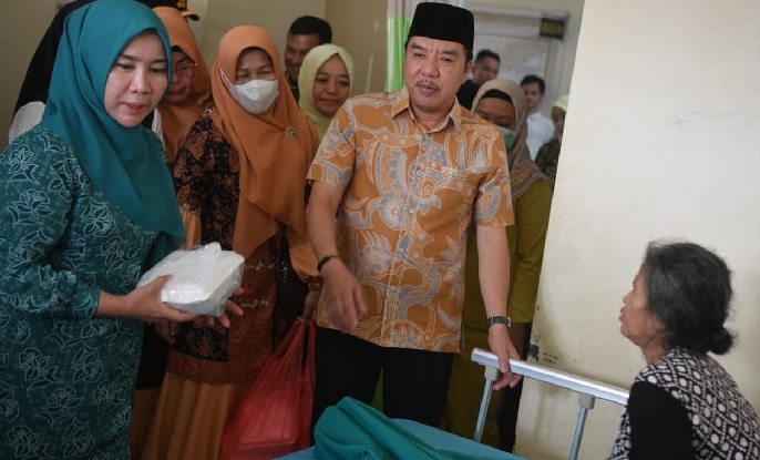 Pj Bupati Merangin dan Forkopimda Berbagi Takzil di RS