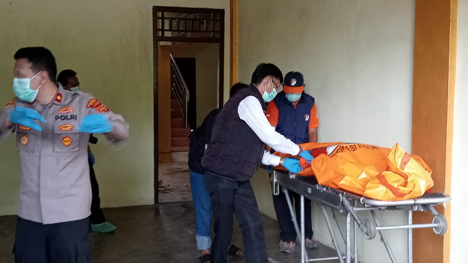 Misteri Kematian Perempuan Paruh Baya di Dalam Rumah, Hasil Autopsi : Ada Luka Sajam Dibagian Kepala  