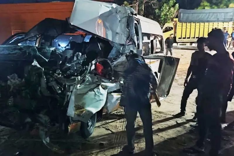 Minibus Hantam Truk, 1 Orang Tewas 10 Orang Luka-Luka