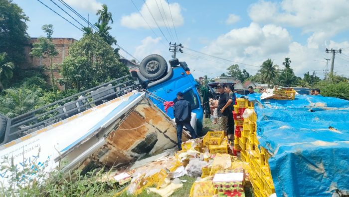 Mobil Bermuatan Buah Manggis, Terbalik di Kelurahan Manggis