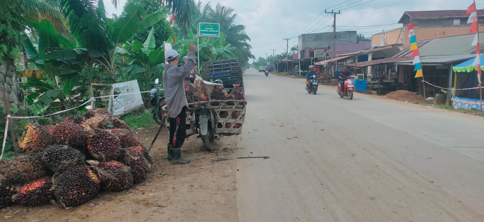 SKK Migas-PetroChina Cor Beton Ruas Jalan Simpang 4 Blok D – Mendahara Tanjab Timur Sepanjang 1,96 Km
