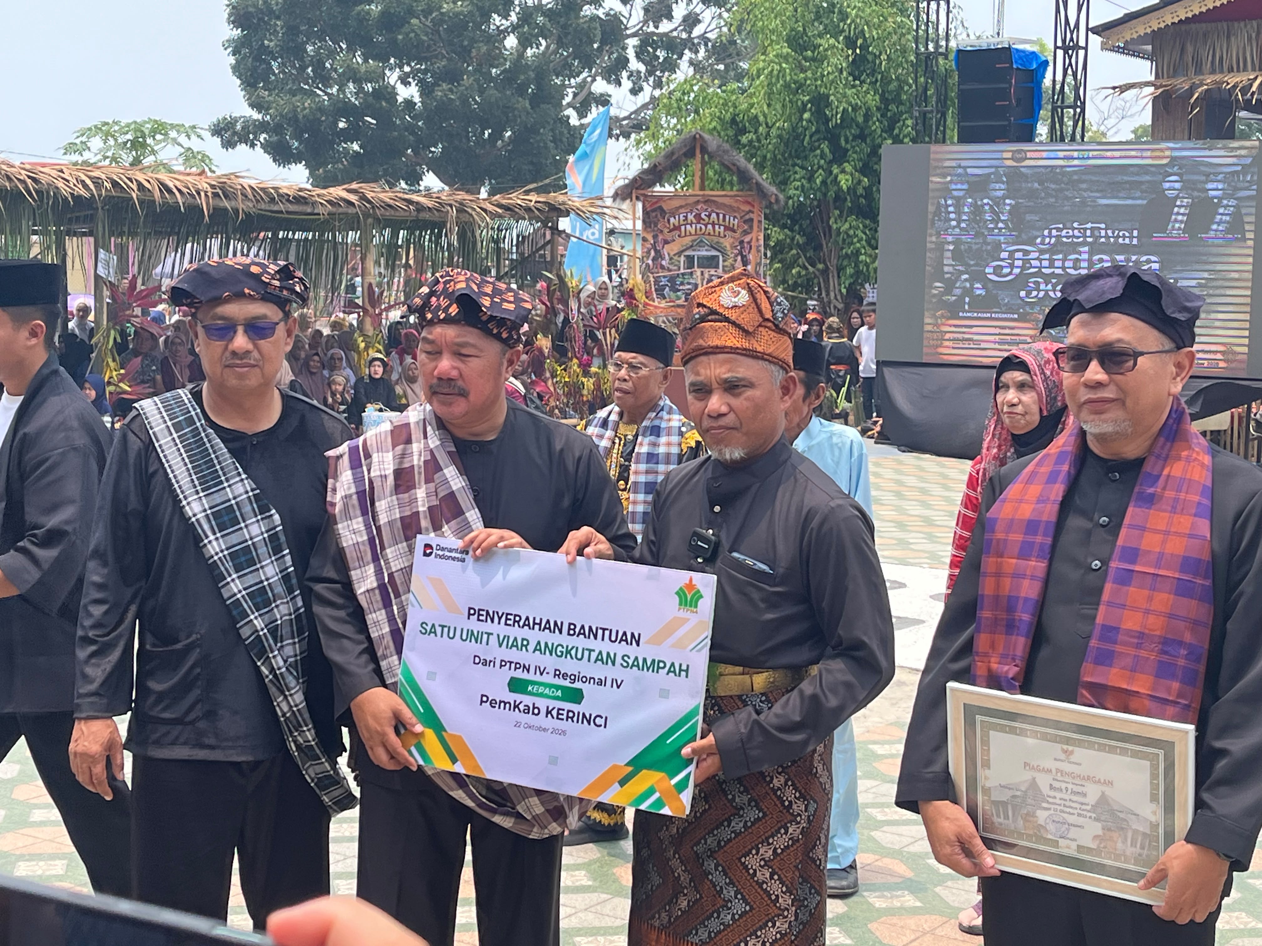 Peduli Budaya Bersih, PTPN IV Regional IV Bantu Mobil Angkut Sampah
