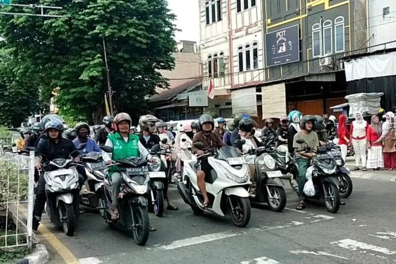 Pengendara Berhenti di Simpang Kota Jambi Saat Detik-Detik Proklamasi