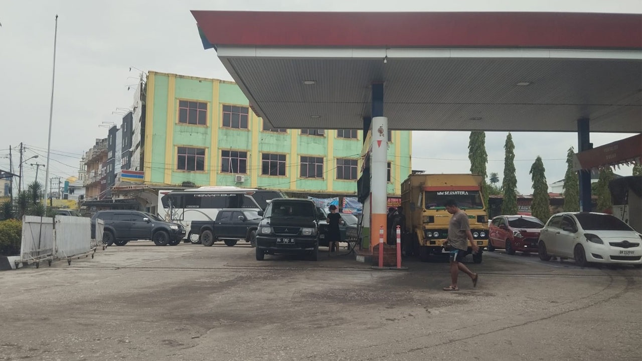 Antrean BBM Solar di SPBU Dalam Kota Jambi Semakin Menggila