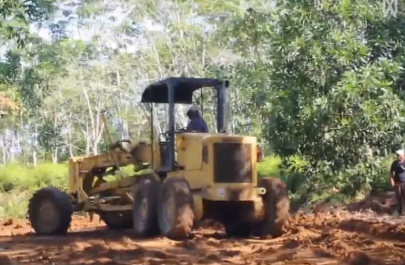 PTPN IV Regional 4  Jambi-Sumbar Kirim Greder Perbaiki Jalan Desa