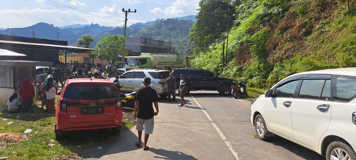 Jalan Lintas Bangko - Kerinci Diblokir, Kapolres Merangin Dialog Dan Komunikasi Dengan Kapolres Kerinci