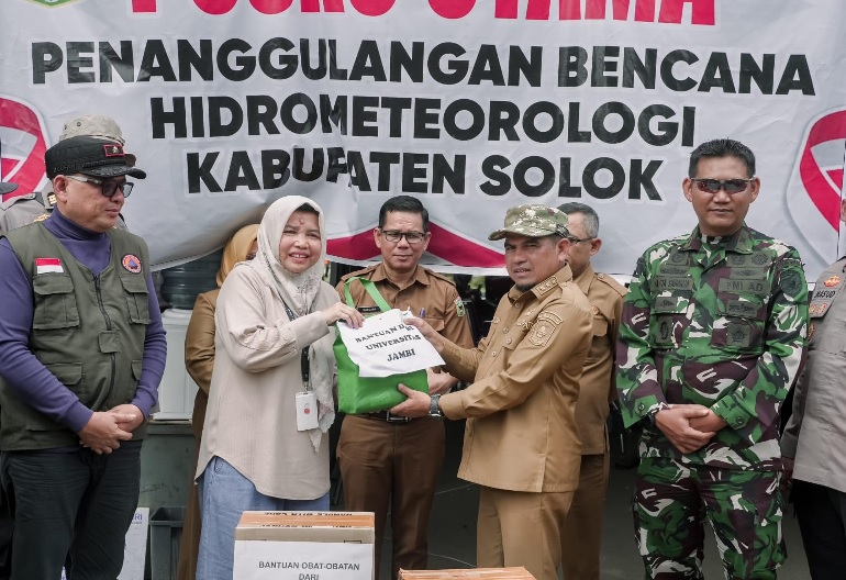 UNJA Salurkan Bantuan untuk Warga Terdampak Bencana di Solok