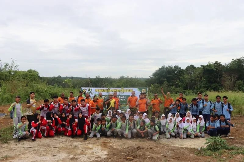 Polisi Jambi Tanam Pohon Melibatkan Pelajar Momentum Hari Pohon Sedunia