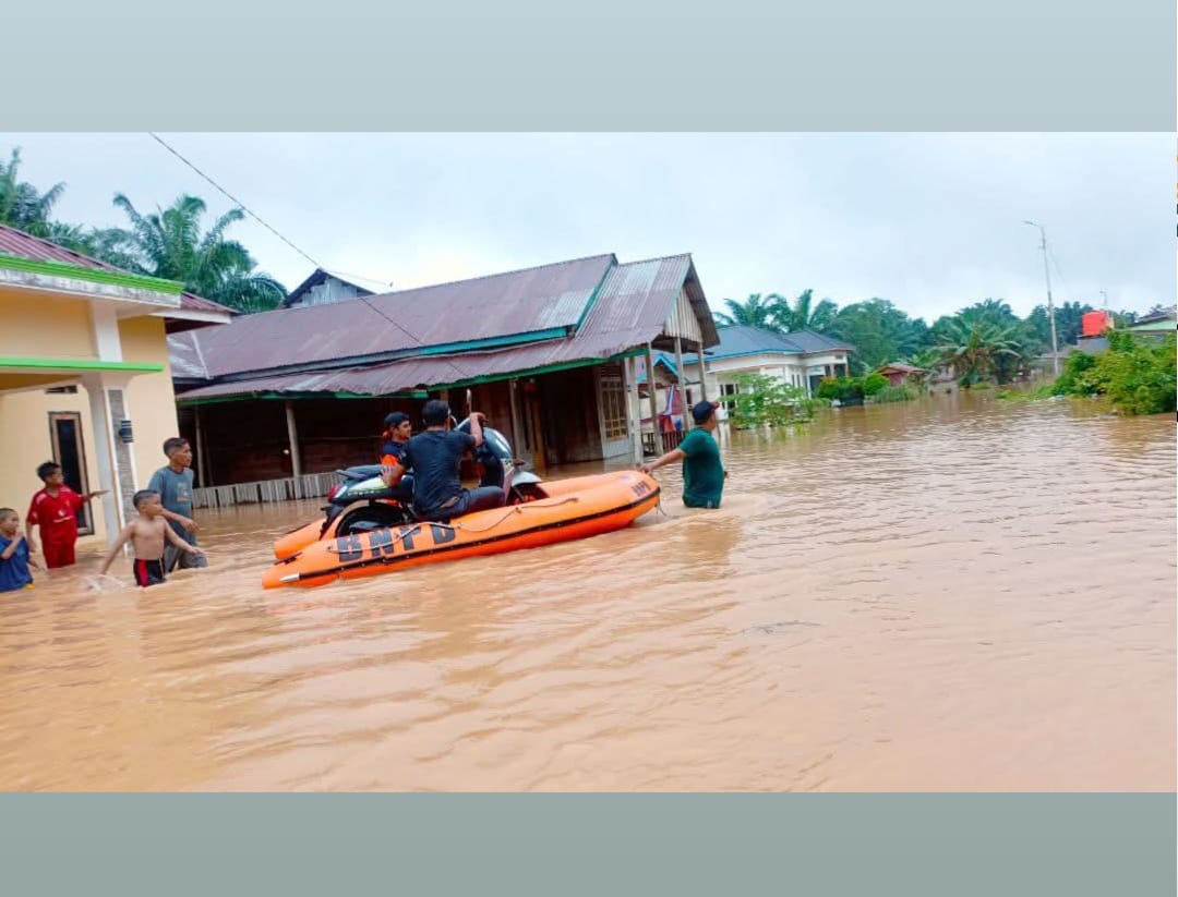 Akibat Banjir Arus Lalulintas Jalan lintas Timur KM 121 Macet, Polisi Lakukan Pengaturan 