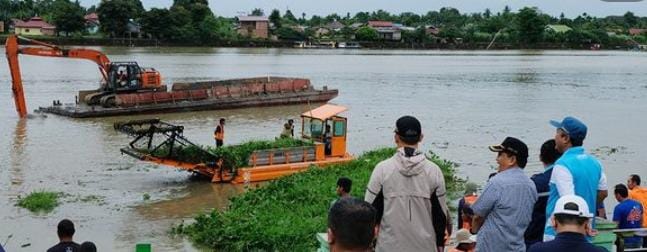 Gotong Royong Bersihkan Danau Sipin Kota Jambi