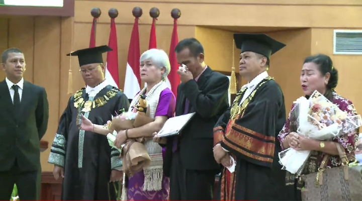 Gantikan Wisuda sang Anak, Tangisan Ayah Brigadir J Tak Terbendung