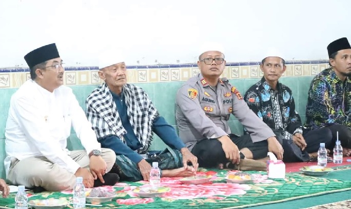 Bupati Tanjab Barat Hadiri Peringatan Maulid Nabi SAW di Masjid Raudatul Mutaqqin Desa Pembengis