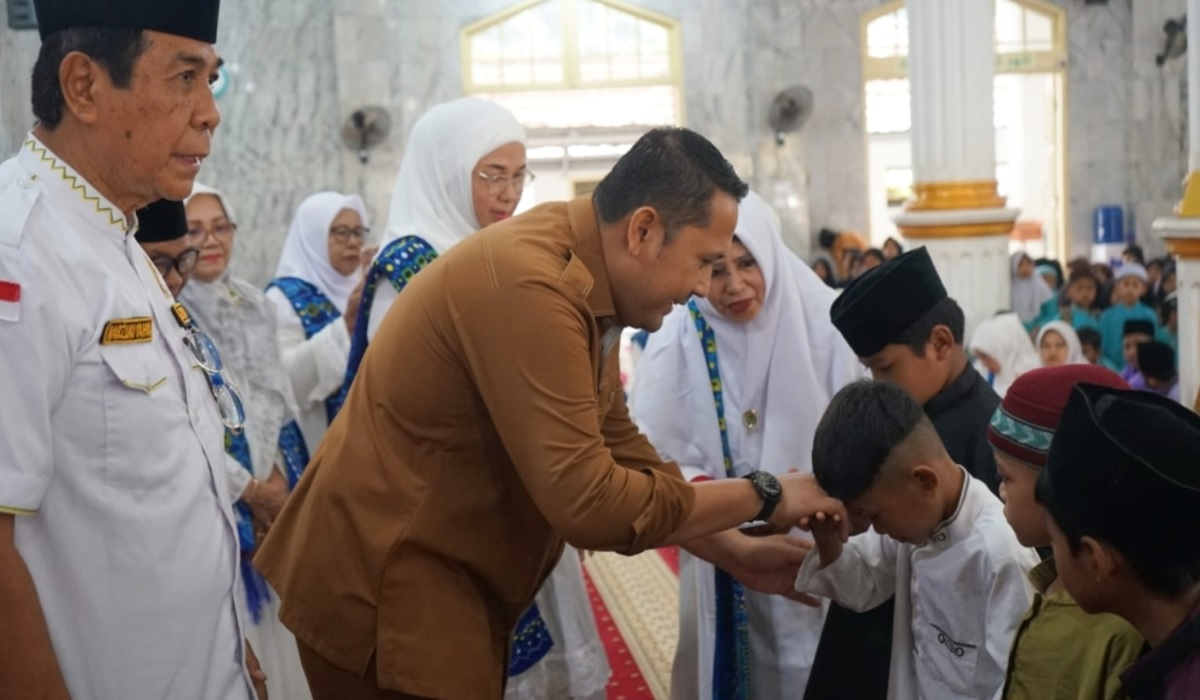 Bupati M. Syukur Santuni 77 Anak Yatim di Sela Pesantren Kilat