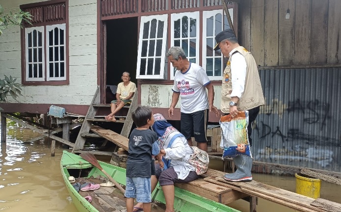Gubernur Al Haris Salurkan Bantuan Untuk Korban Banjir di Kasang dan Seberang