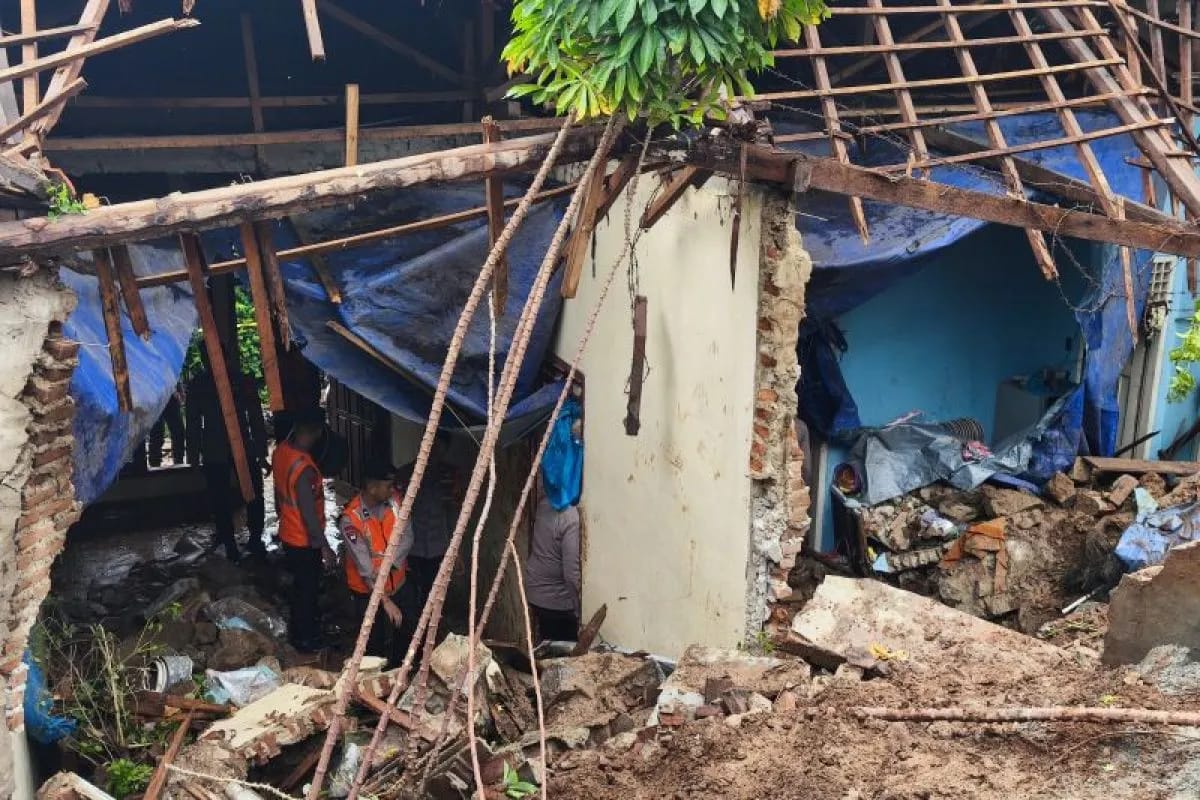 Dua Orang Meninggal Akibat Tertimpa Tembok Rumah di Bandar Lampung