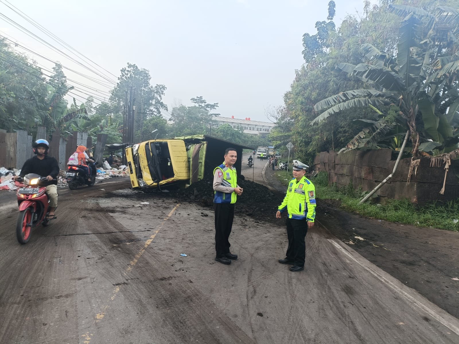 Batu Bara Bergelimpangan di Jalan Raya, Kecelakaan Angkutan Batu Bara Tiada Henti di Jambi