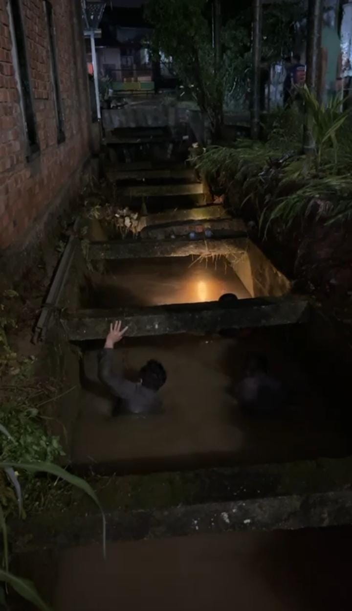 Bocah 4 Tahun Diduga Hanyut di Selokan Saat Mandi Hujan