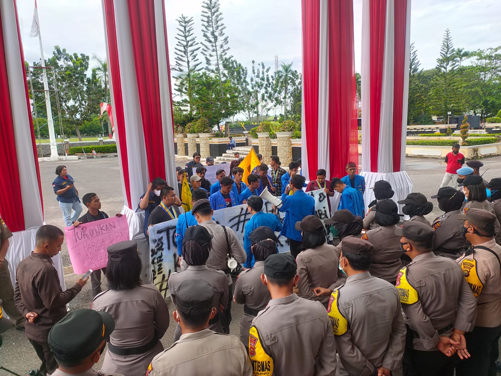 Massa PMII Unja Unjuk Rasa di Gedung DPRD Provinsi Jambi, Mahasiswa : Kenaikan BBM Bisa Menyengsarakan Rakyat