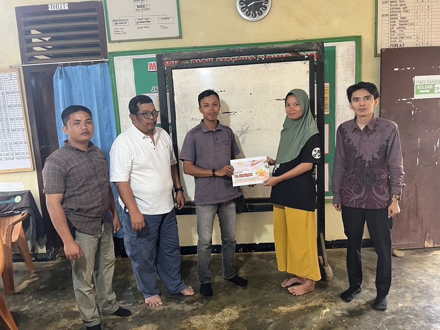 Wujud  Kepedulian Sesama, PTPN IV Regional IV Salurkan Bantuan untuk Pengobatan Putri Karyawan Pemanen