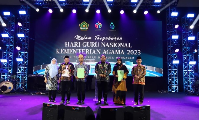 Momen Hari Guru Nasional 2023, Menag Serahkan 98.972 SK Inpassing