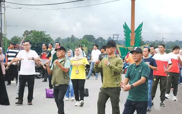 Pj Bupati Merangin dan Masyarakat Senam di Bundaran Tugu Pedang