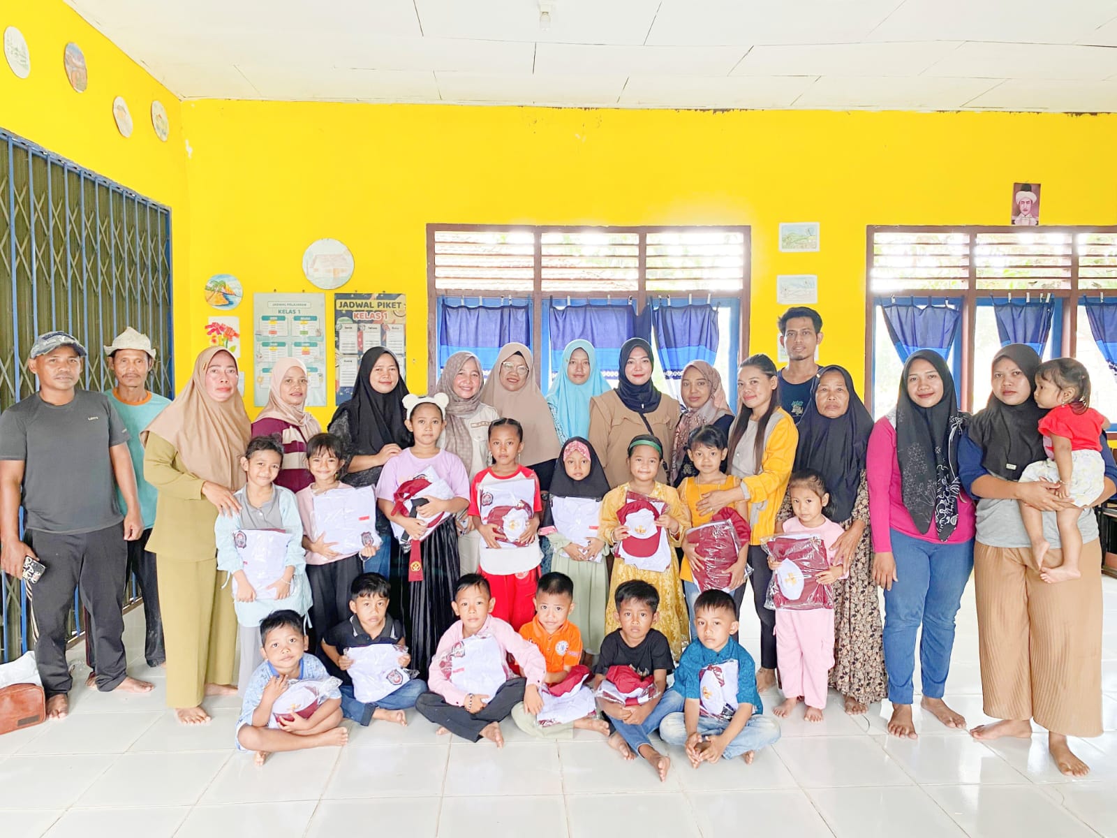Program Unggulan Bupati Tanjabtim, 568 Siswa SD dan MI di Sabak Barat Dapat Seragam Sekolah Gratis