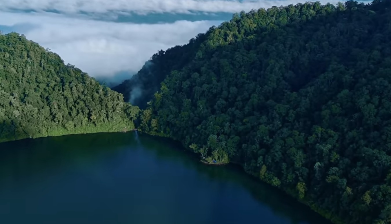 Danau Gunung Tujuh Bersinar di Tengah Kawasan Situs Warisan Dunia