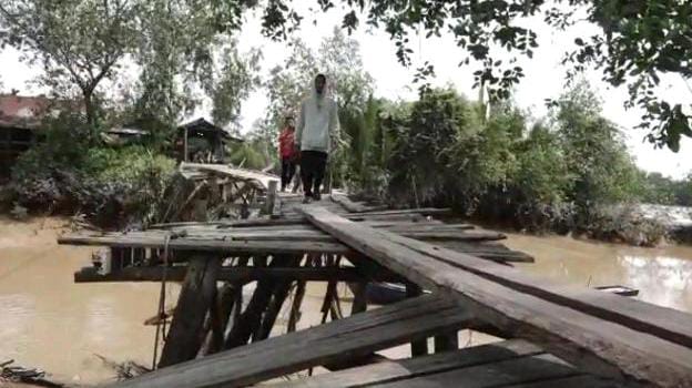 Jembatan Penghubung Nyaris Roboh, Warga Senyerang Minta Perbaikan Dari Pemkab 