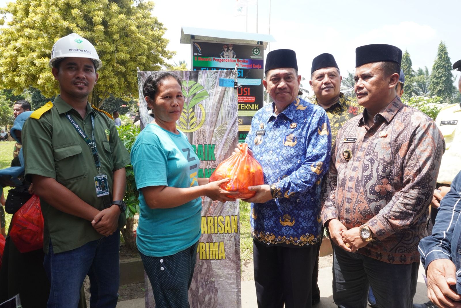 Bantu Masyarakat, PT Bukit Barisan Indah Prima Salurkan 350 Paket Sembako