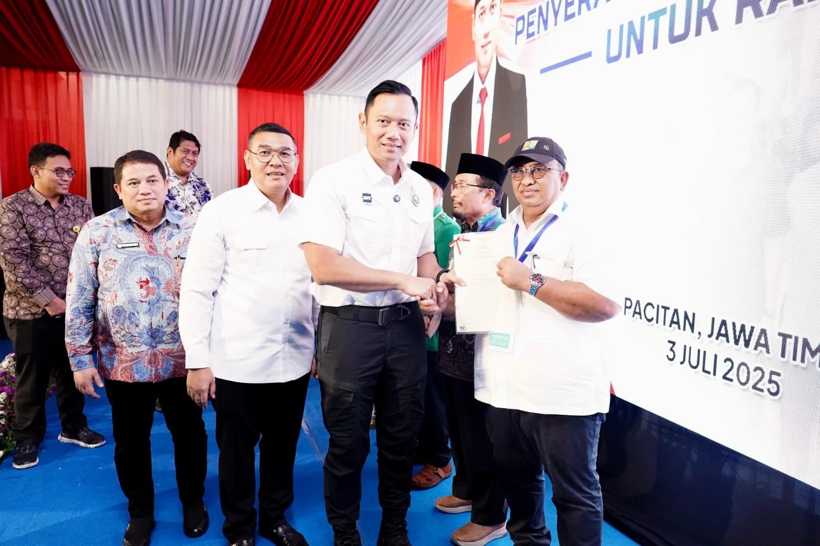 Lampaui Target Penyelesaian PTSL, Menko AHY dan Wamen Ossy Serahkan Langsung Sertipikat Masyarakat Pacitan