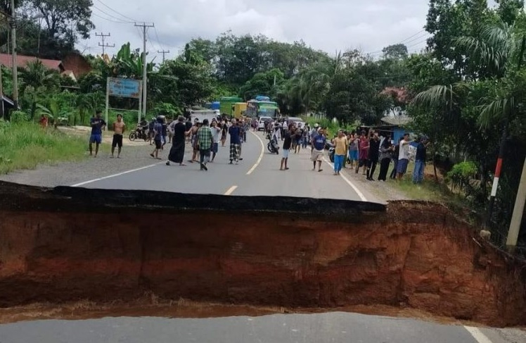 Jalan Lintas Sumatera di Bungo Putus Total, Pengendara Diminta Alihkan Rute