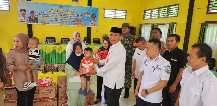 Tangani Stunting, Camat Pauh Beri Bantuan Makanan Bergizi