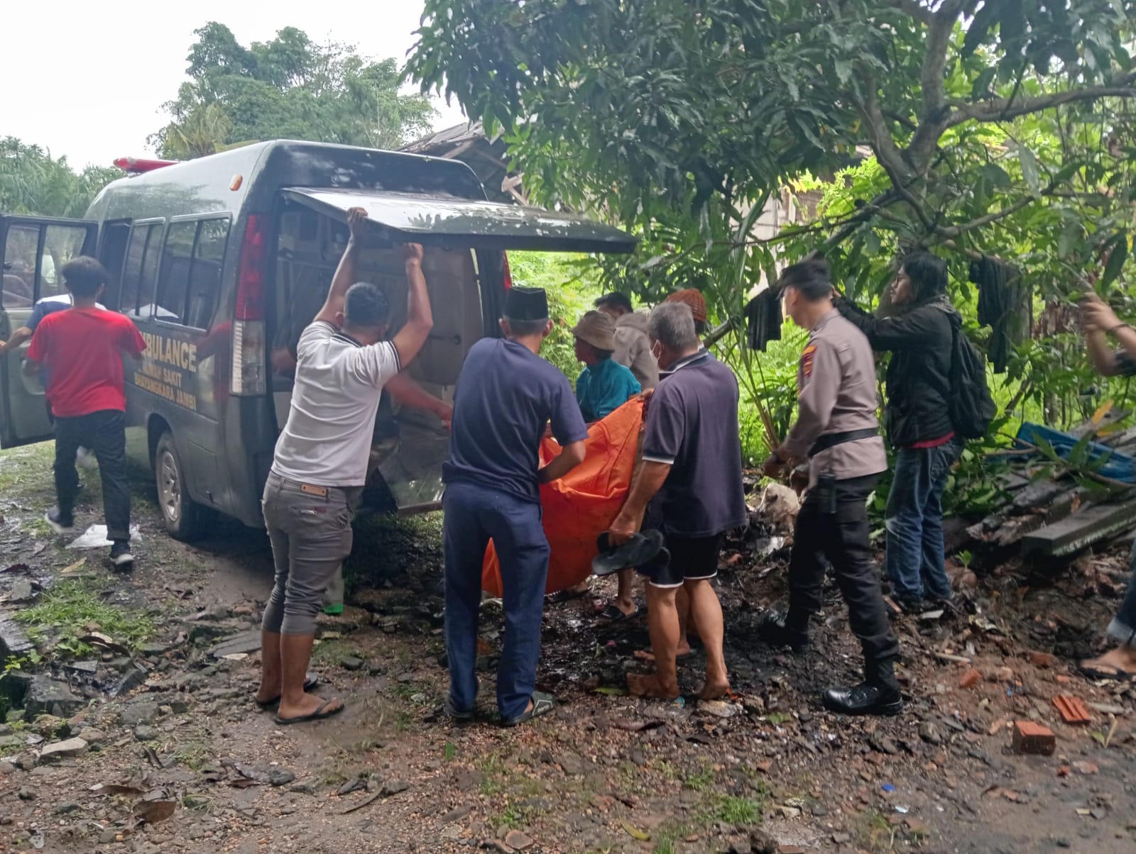 Penemuan Mayat Lansia di Kolam Terbengkalai Gegerkan Warga Jambi Timur