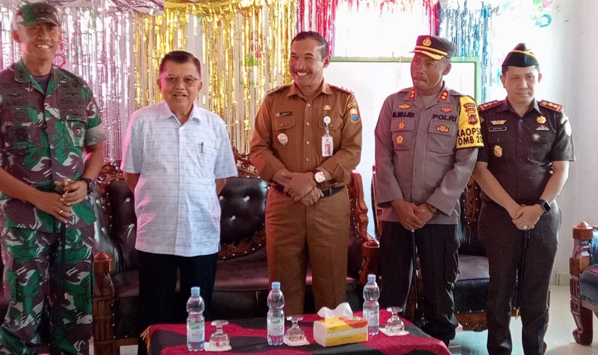 Mendarat di Depati Parbo Mantan Wapres Jusuf Kalla Langsung Kunjungi Korban Banjir Kerinci