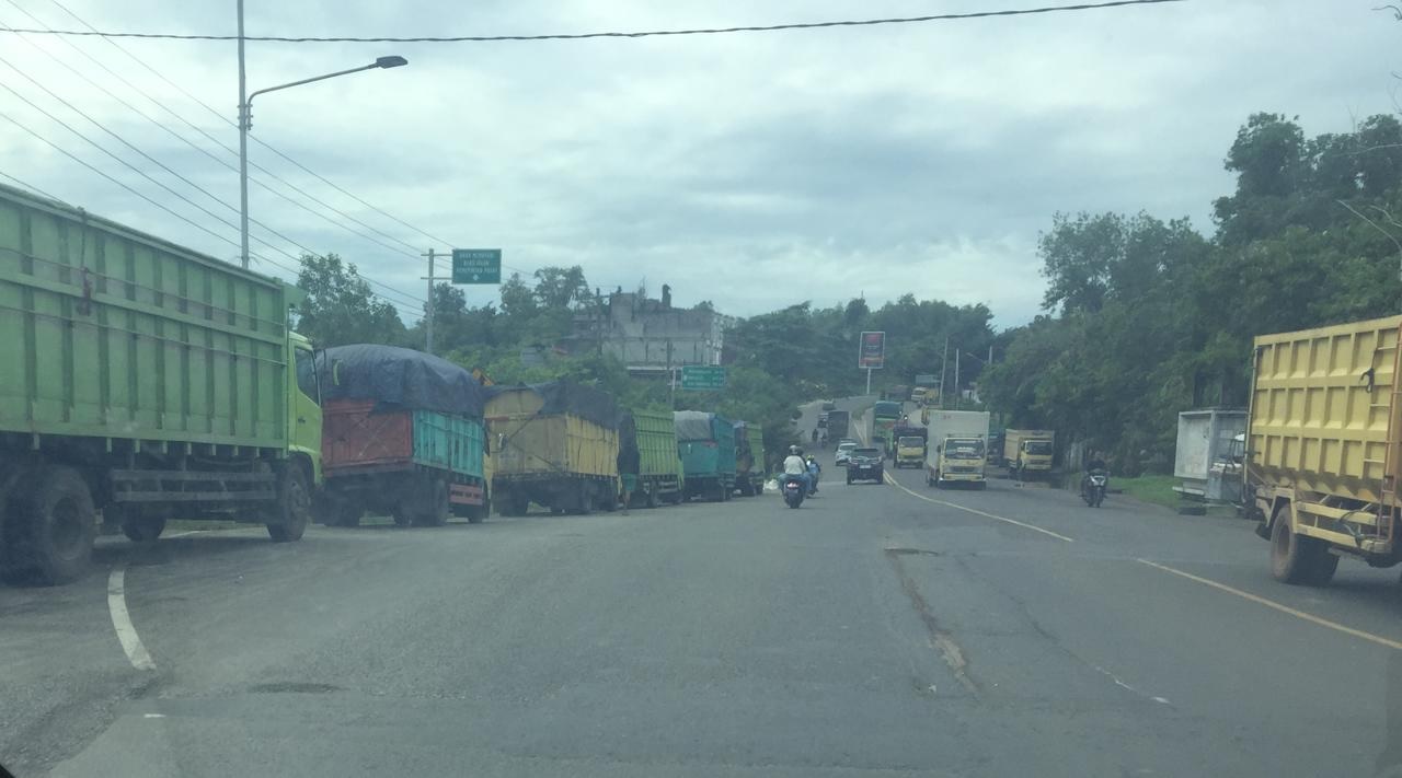 Truk Angkutan Batu Bara Parkir di Bahu Jalan Antara Gerbang CitraRaya hingga Batas Kota Jambi Tambah Banyak