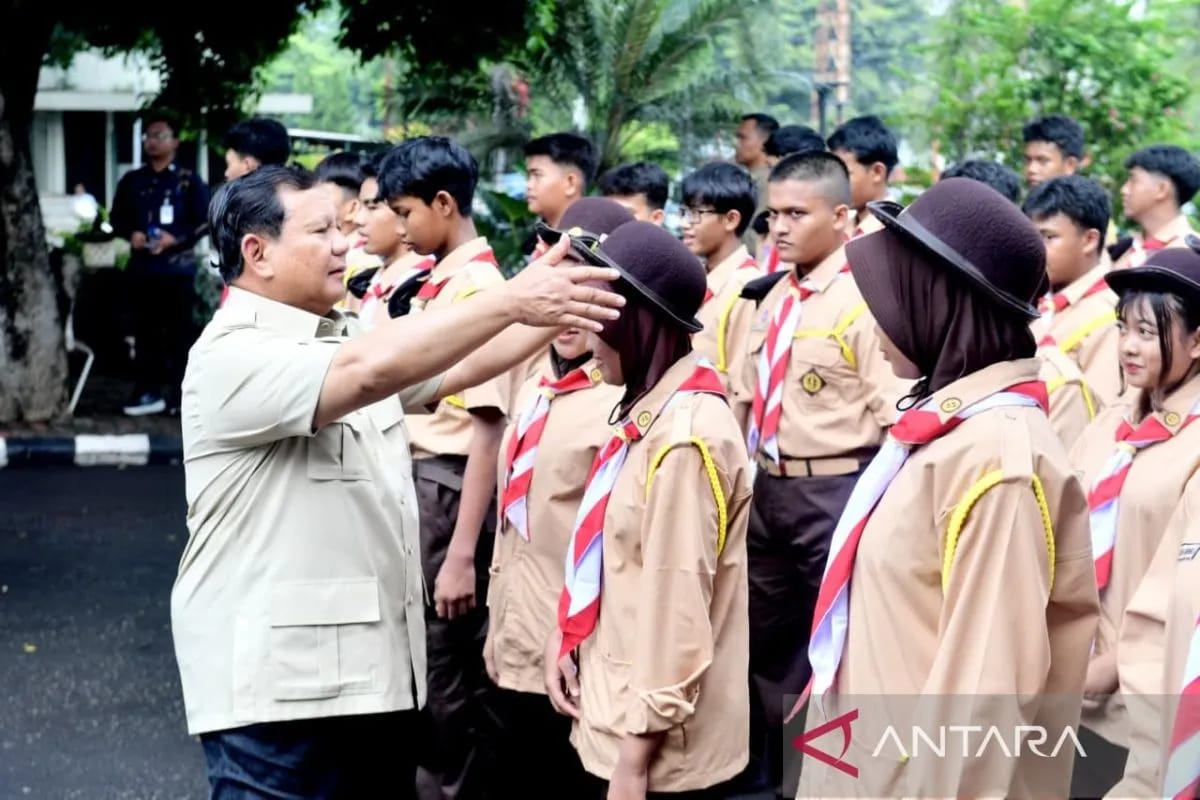 Kunjungi Sekolah Rakyat, Presiden Prabowo Beri Semangat Siswa