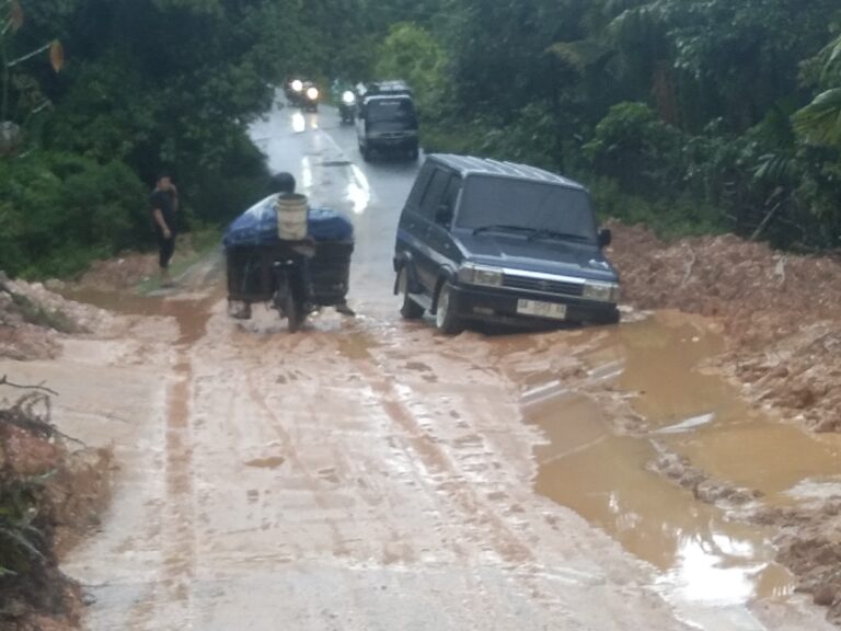 Sering Longsor, Warga Minta Tebing Bukit Patah Empelu Diturap