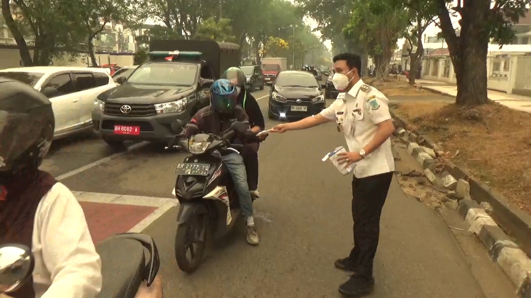 Bang Diza Turun Bagikan 25 Ribu Masker, Udara Kota Jambi Kategori Berbahaya