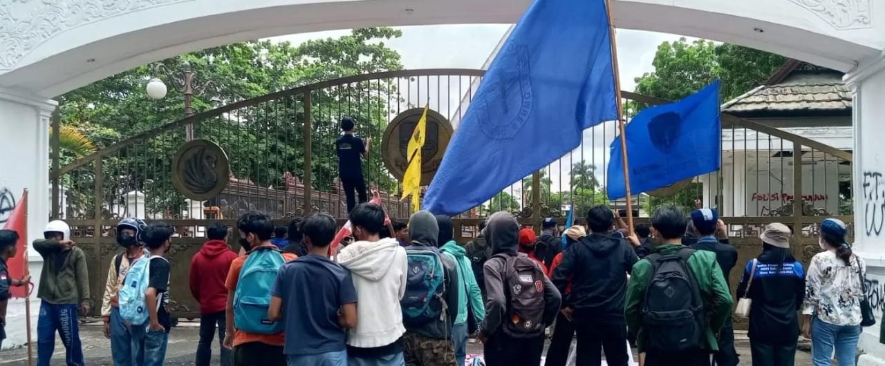 Massa Pengunjuk Rasa Padati Gerbang Utama Kantor Gubernur dan DPRD Provinsi Jambi, Aparat Kepolisian Bersiaga