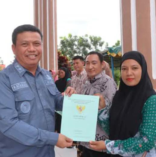 Wabup Katamso Serahkan Sertifikat PTSL kepada Warga Merlung, Target 500 Bidang Rampung Tahun 2025