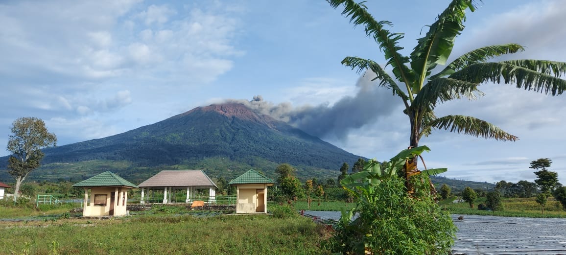 Sudah 10 Hari Gunung Kerinci Erupsi, Warga Kayu Aro Diwajibkan Pakai Masker