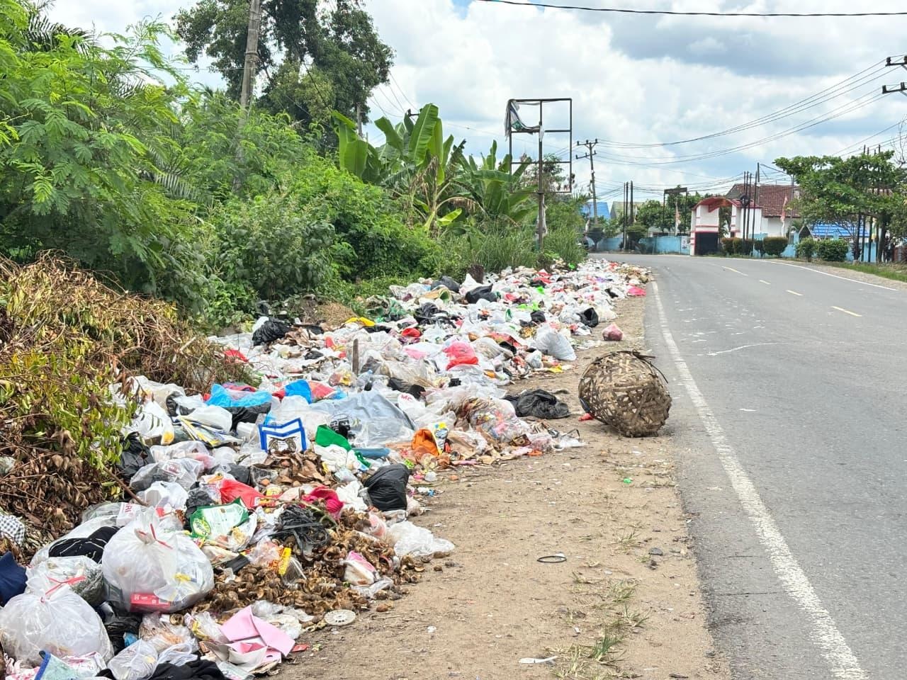 Sampah Mengular di Mendalo Darat,  Armada Terbatas Jadi Kendala
