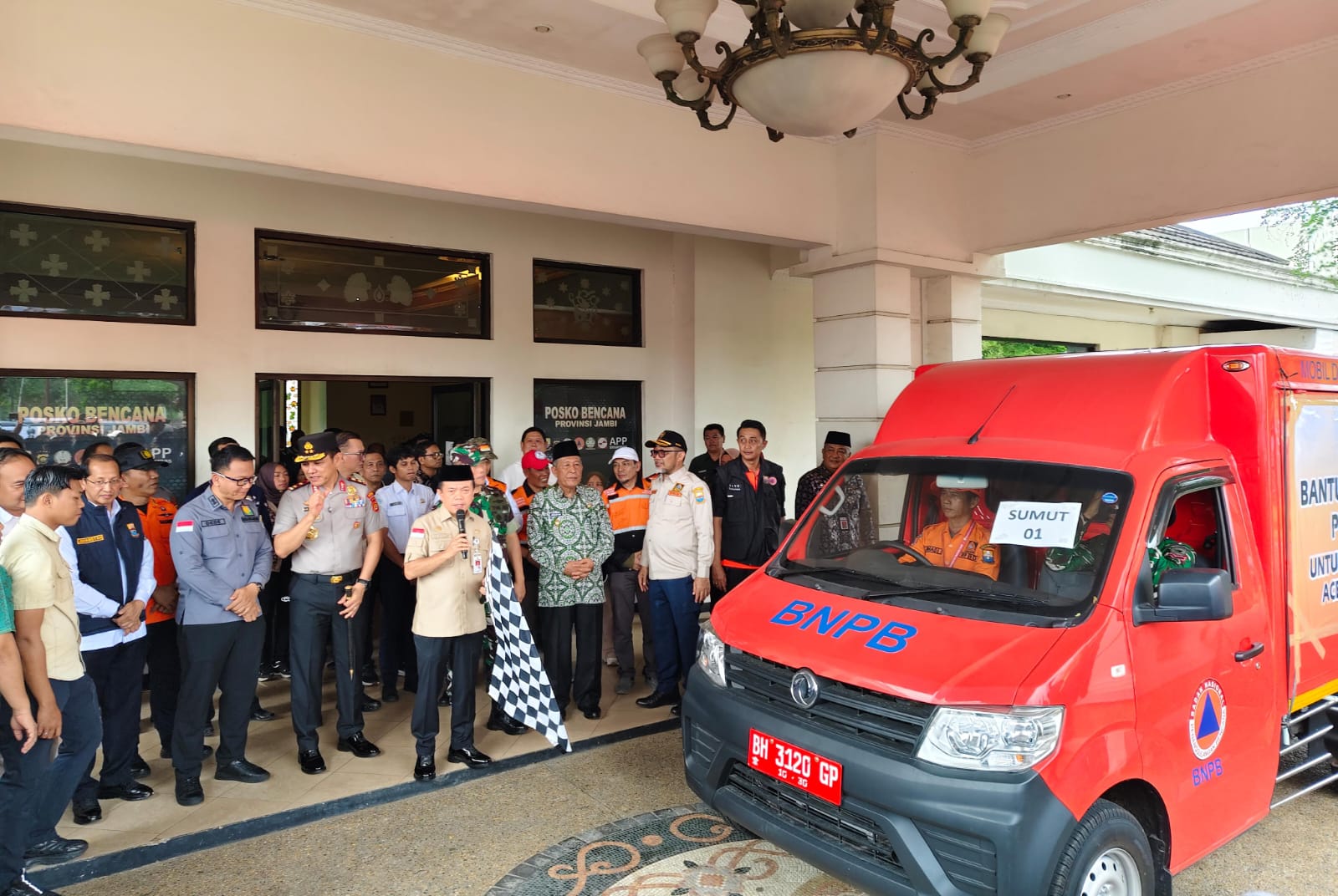 Al Haris Lepas 25 Truk Bantuan dan Rp 2,5 Miliar Donasi Provinsi Jambi untuk Korban Bencana Aceh, Sumut,Sumbar