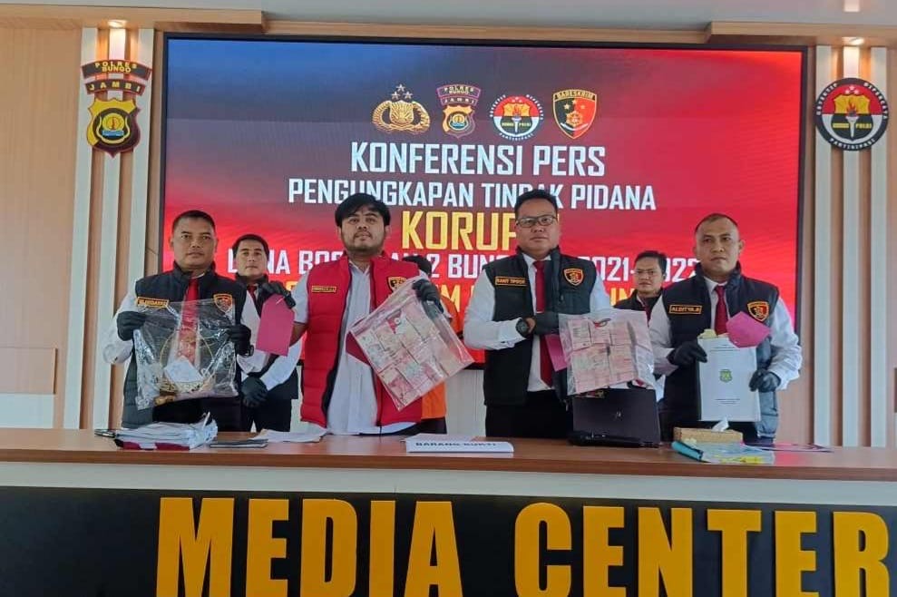 Polisi Tampilkan Tersangka Korupsi Dana BOS SMAN 2 Bungo Sebesar Rp 1,2 Miliar